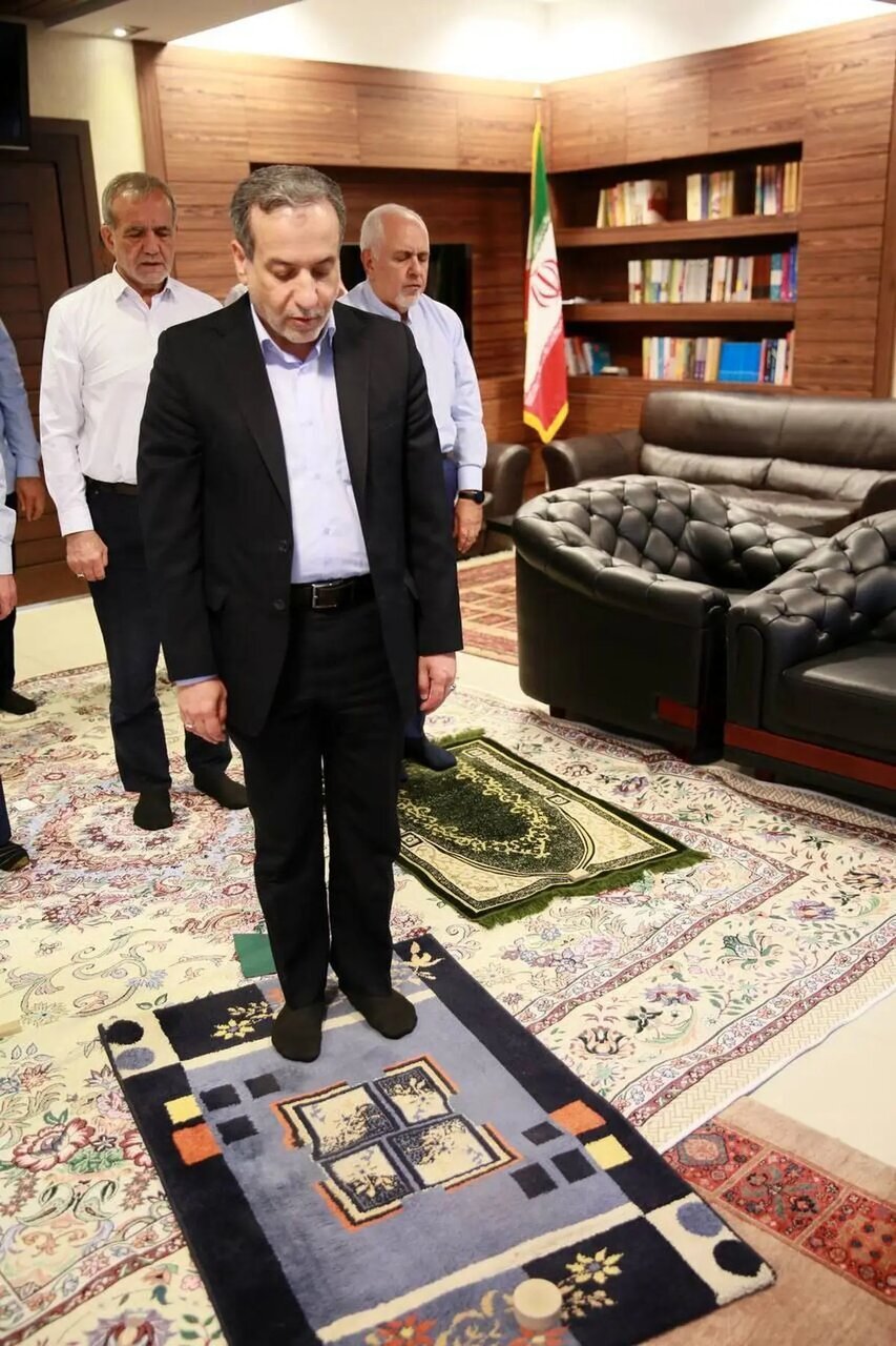 نماز خواندن پزشکیان و ظریف پشت سر عراقچی +عکس