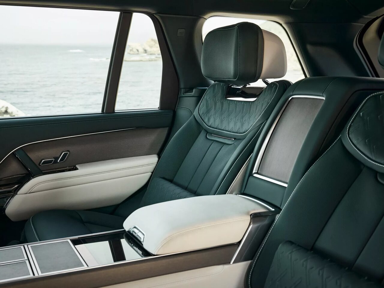 این شاسیبلند ۲۲ میلیارد تومانی با طلا تزئین شده است +عکس