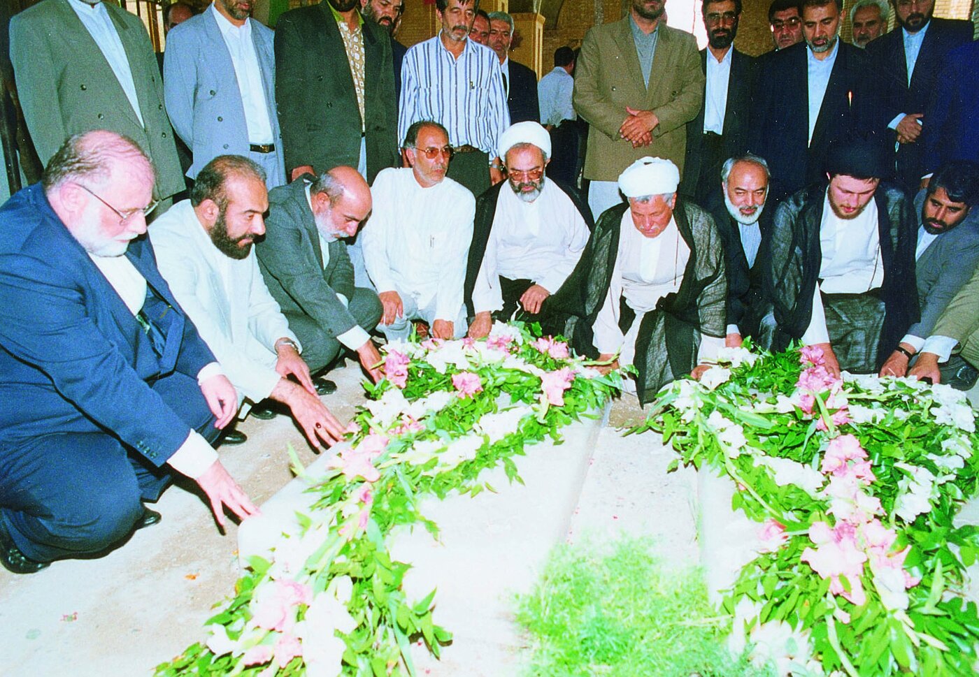 ۳ ساعت بعد از انفجار نخستوزیری هاشمی و مهدویکنی کجا بودند؟ +عکس