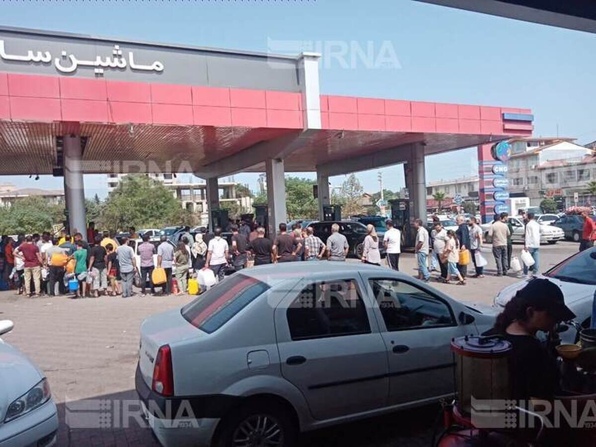 ماجرای صف انسانی مقابل جایگاههای سوخت چه بود؟ +عکس