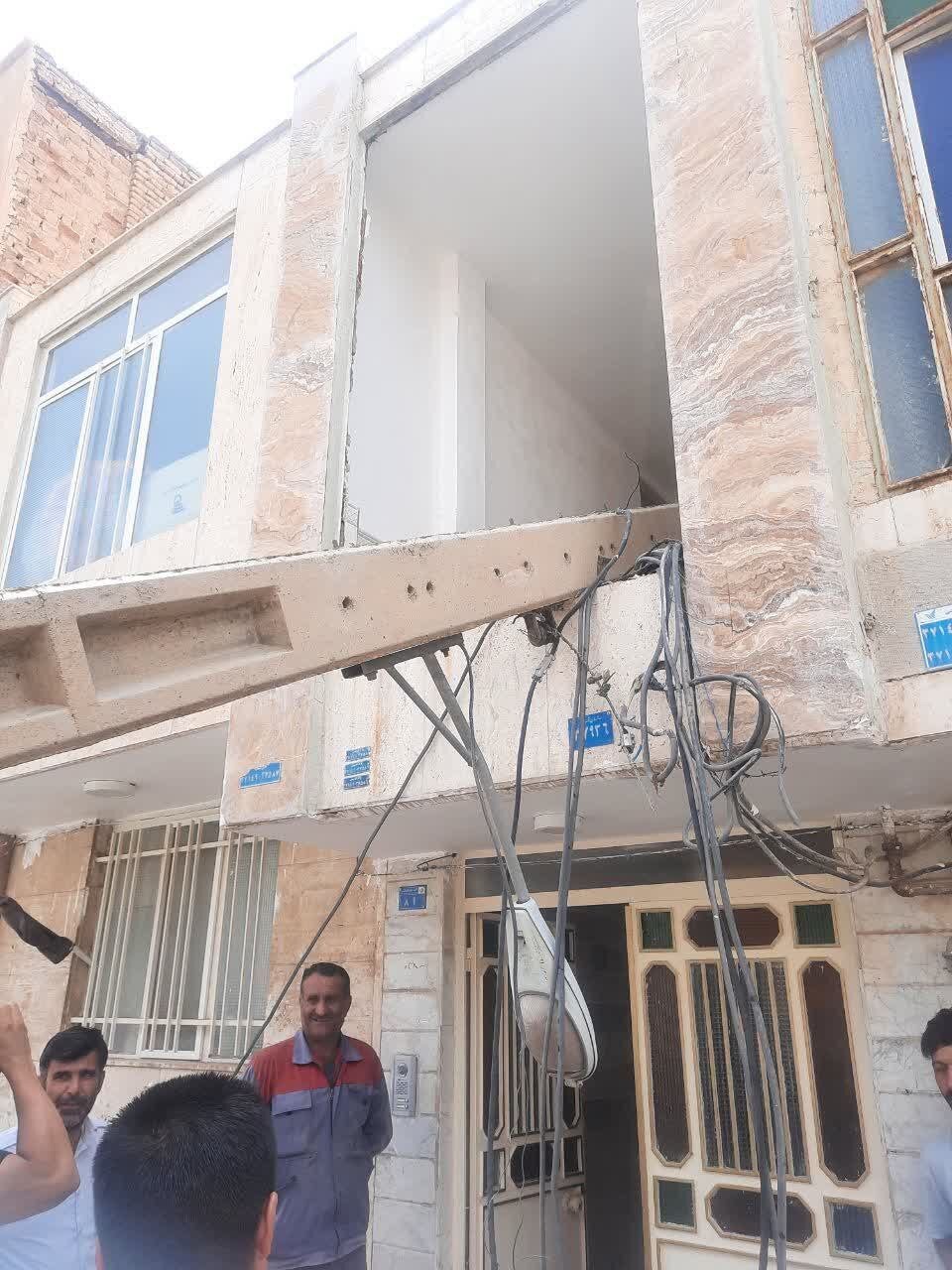 تیر چراغ برق وارد خانه مردم شد +عکس و ویدئو