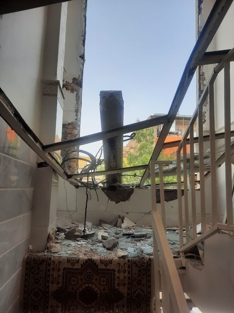 تیر چراغ برق وارد خانه مردم شد +عکس و ویدئو