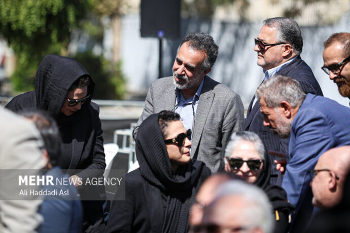 چهرههای هنری در مراسم تشییع «پری صابری» آمدند