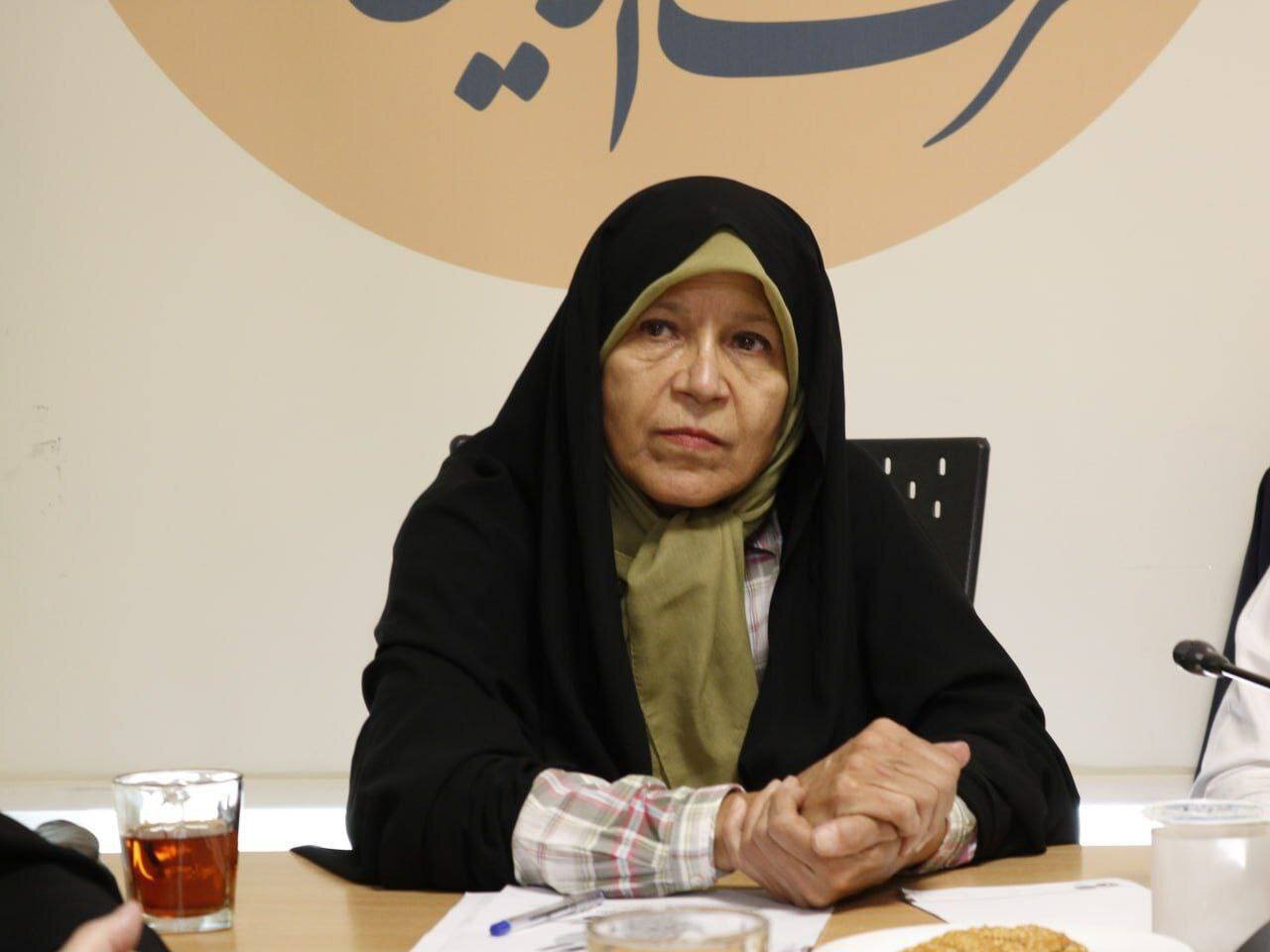 فائزه هاشمی یک روز پس از آزادی از زندان به چه جلسهای رفت؟ +تصاویر