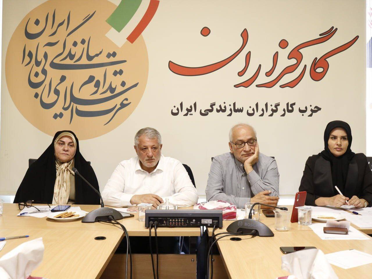 فائزه هاشمی یک روز پس از آزادی از زندان به چه جلسهای رفت؟ +تصاویر