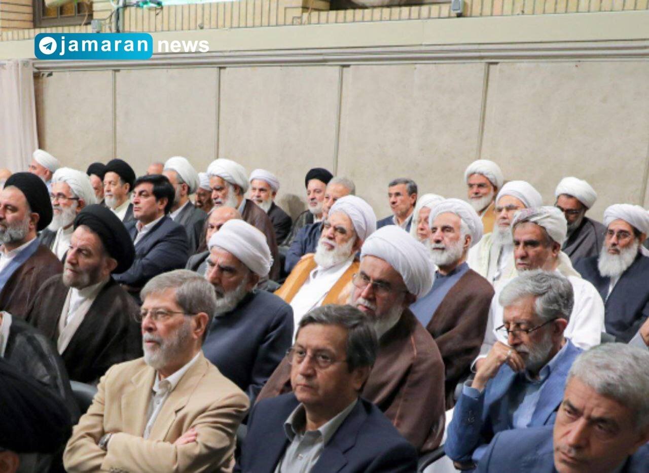 تصاویر| احمدینژاد در دیدار با رهبری پشتسر چه کسانی نشست؟