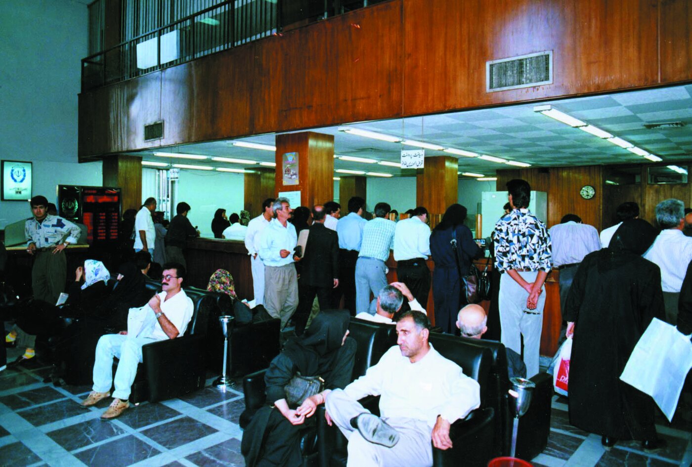 عکسهای هجوم مردم به بانکها برای خرید اوراق مشارکت نواب!