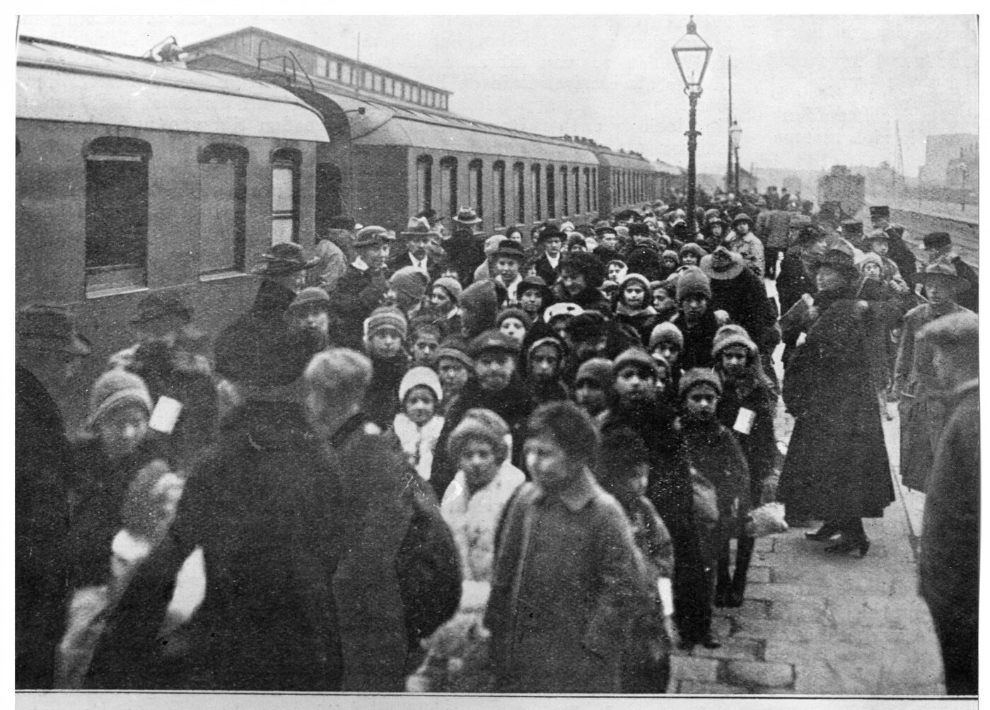 هیتلر یهودیها و کمونیستها را فراری داد! +عکس