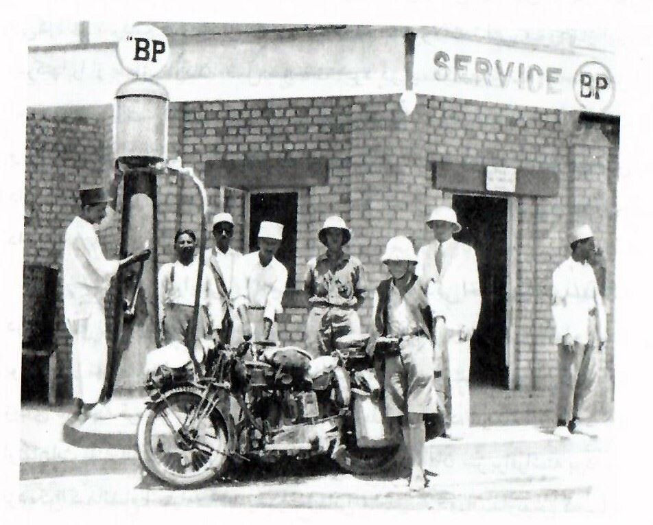 وضعیت عجیب پمپ بنزینهای تهران ۹۰ سال پیش +عکس و جزئیات