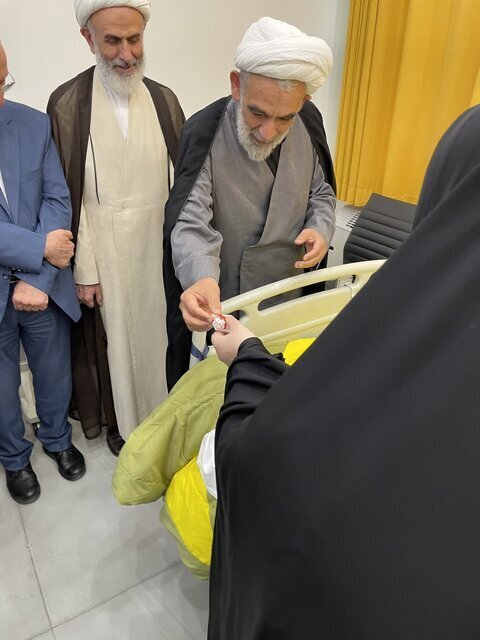 سفیر ایران در لبنان از رهبر انقلاب چه هدیه‌ای دریافت کرد؟ +عکس