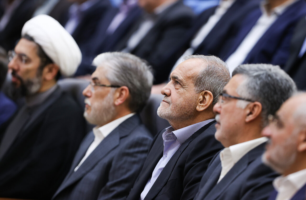 حاشیهسازی چند دانشجو در زمان سخنرانی پزشکیان +عکس