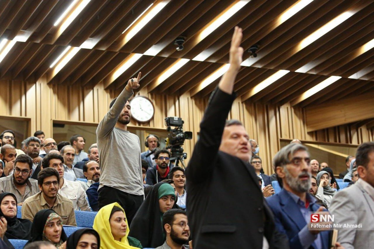 حاشیهسازی چند دانشجو در زمان سخنرانی پزشکیان +عکس