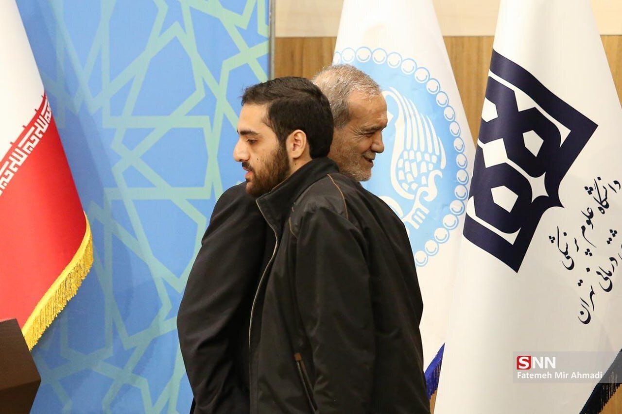 عکس| پزشکیان بهاین شکل جایش را با دانشجوی معترض عوض کرد