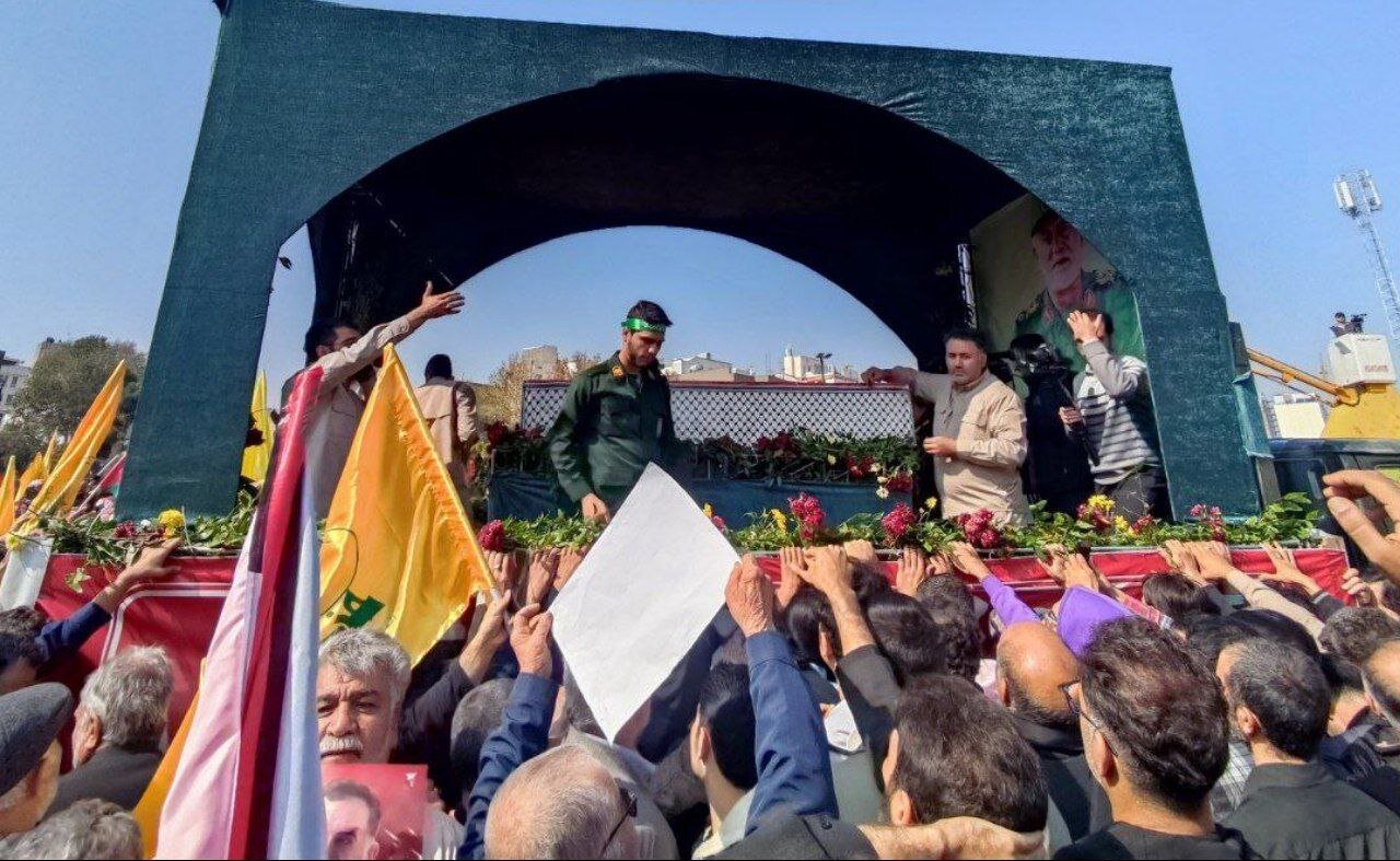 سنگ تمام مشهدیها در تشییع پیکر شهید نیلفروشان +عکس و ویدئو