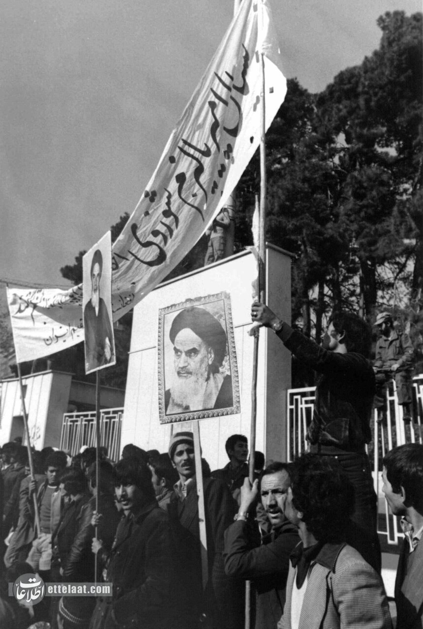 افغانستانیها از دیوار سفارت شوروی در تهران بالا رفتند! +عکس و جزئیات
