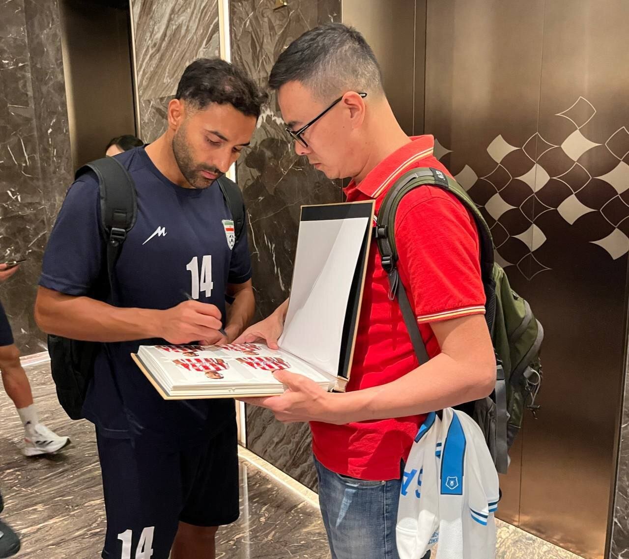 تصاویر| لائوسیها از بازیکنان تیم ملی ایران امضا گرفتند!