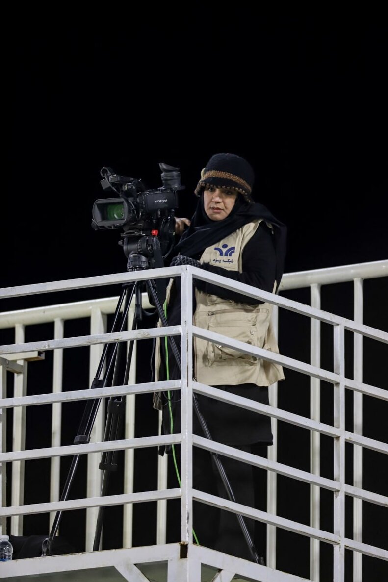 حضور متفاوت یک خانم در استادیوم خبرساز شد +عکس