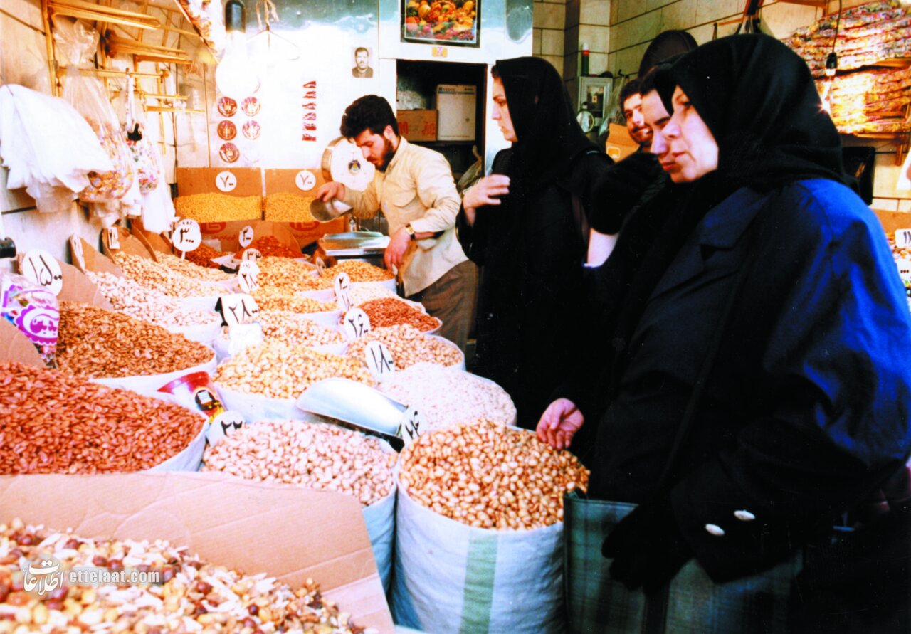 عکسهای دیدنی از بازار شب یلدا و قیمت آجیل ۳۰سال قبل