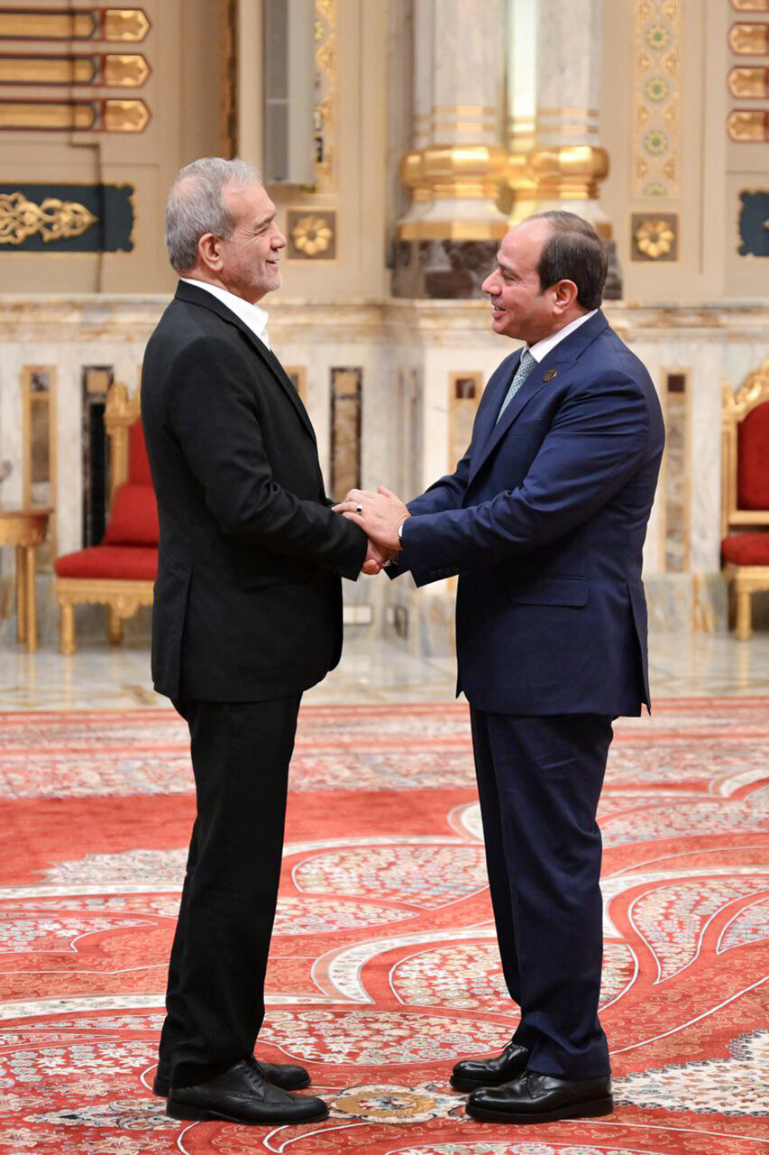 احوالپرسی صمیمانه السیسی و پزشکیان +عکس