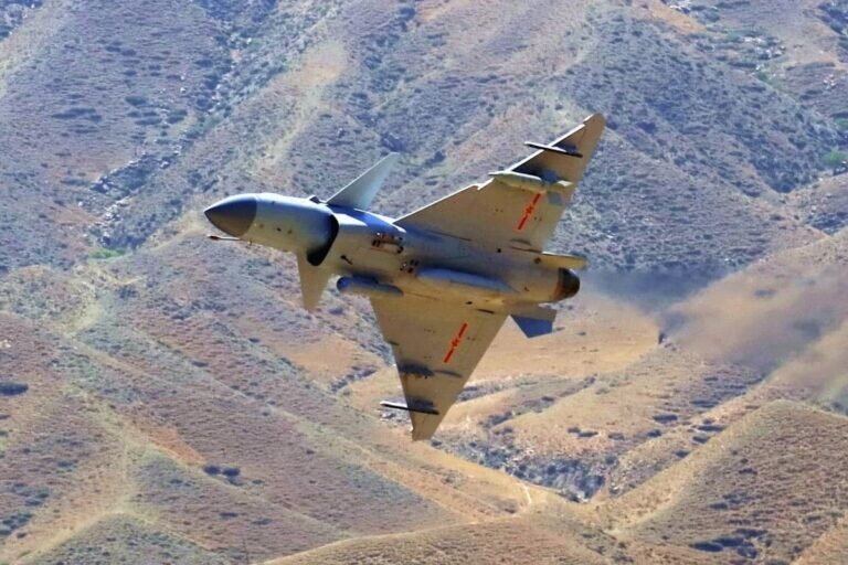 تصویری از یک جی10سی مجهز به یک غلاف نشان گذار لیزری K/JDC01A و یک بمب لیزری زیر بال