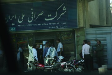 مردم برای خرید سکه‌ امامی صف کشیدند! +عکس