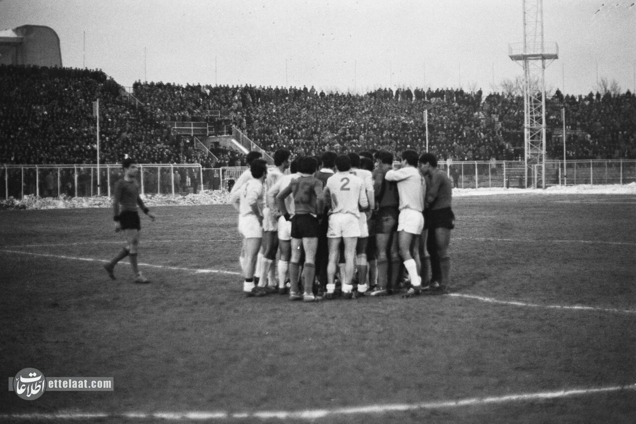 بزن‌بزن استقلال و پرسپولیس در امجدیه +عکس‌های دیده‌نشده از شهرآورد نیمه‌کاره ۴۹