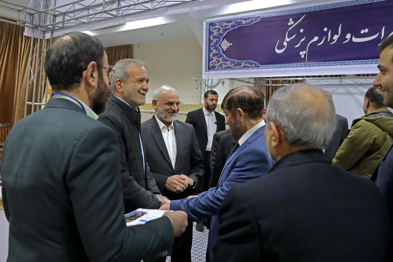 پزشکیان و حاجی میرزایی در نمایشگاه پیشگامان پیشرفت