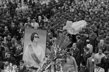 تشییع جنازه ام کلثوم به آشوب کشیده شد! +عکس و جزئیات