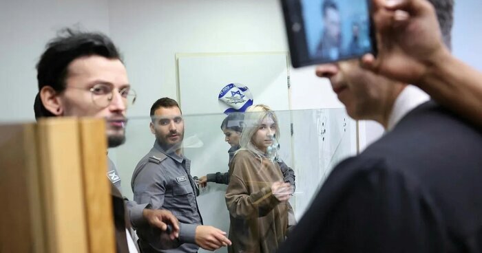 ولادیسلاو ویکتورسون و همسرش در دادگاه