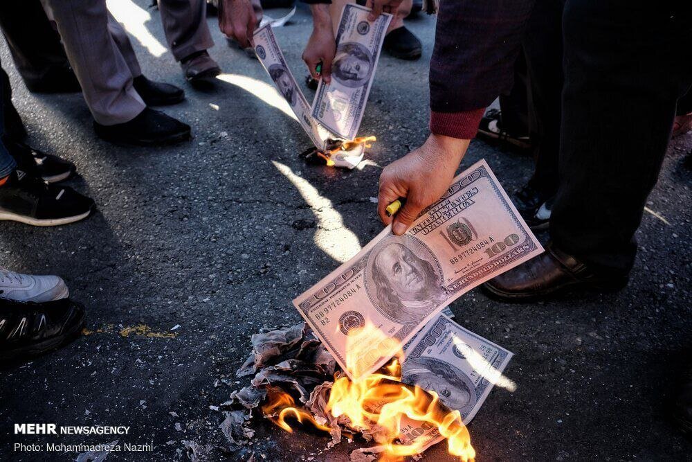 آتش‌زدن دلار در راهپیمایی ۲۲بهمن! +عکس
