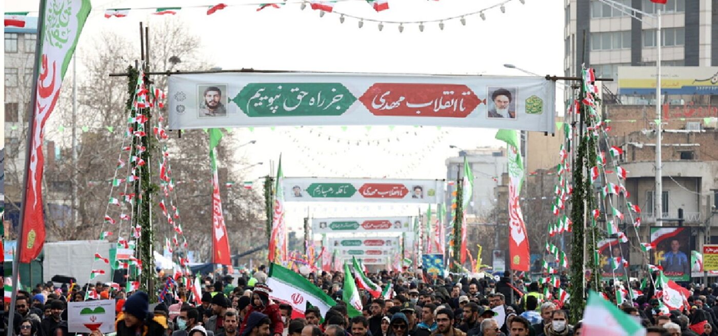 قبل از آغاز رسمی مراسم ۲۲ بهمن، مردم صحنه را در دست گرفتند +ویدیو