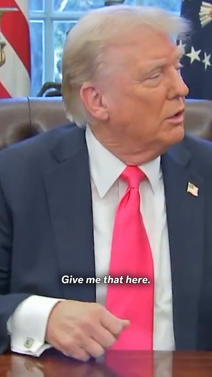 دونالد ترامپ با کلاه معروفش خبرنگاران را سرگرم کرد! +ویدیو