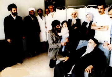 عکس عقدکنان دو پرستار بیمارستان قلب با حضور امام(ره)