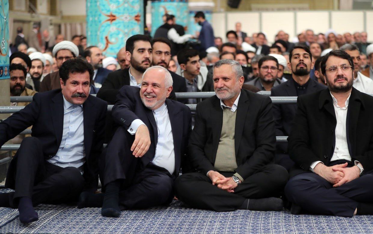 حالت نشستن ظریف در دیدار مسئولان نظام با رهبر انقلاب