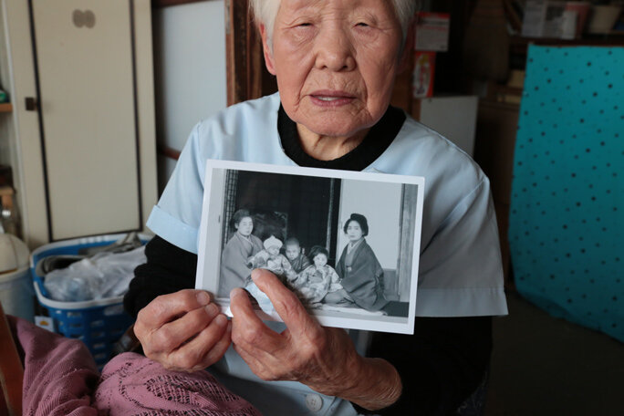 این خانم در ۱۰۸ سالگی همچنان آرایشگری میکند! +عکس