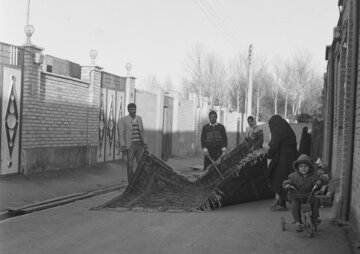 پلیس: تکاندن فرش در کوچه و خیابان جرم است!
