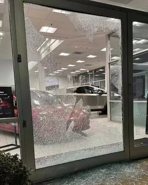 معترضان از خجالت ایلان ماسک درآمدند؛ حمله کوکتل مولوتوفی به مراکز تسلا +تصاویر