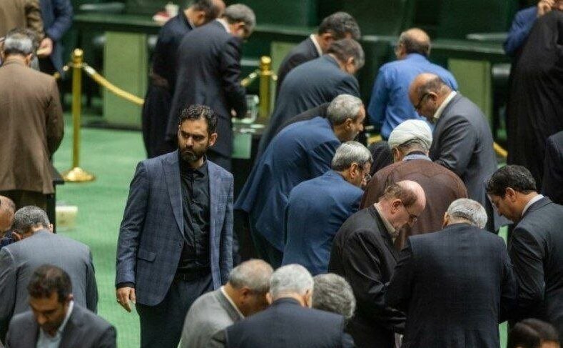 چرا مجلس دوره به دوره ضعیف‌تر می‌شود؟