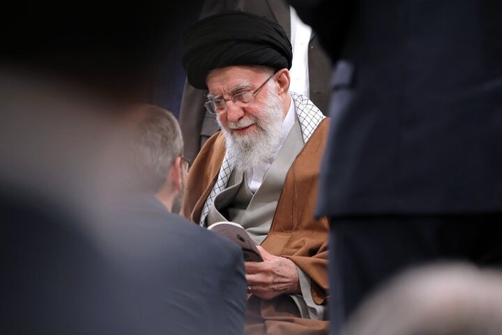 تذکرات مهم رهبر انقلاب به حوزه‌های علمیه: از مردم جدا نشوید!