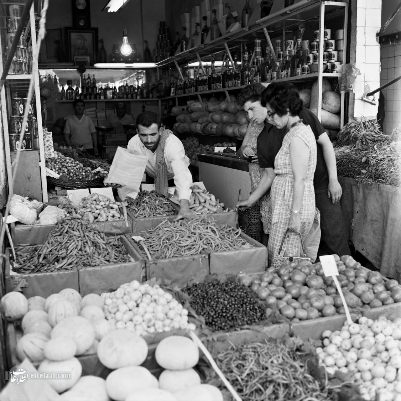 قیمت انواع میوه در نوروز سال 1354؛ حال و هوای نوروز 49 سال پیش را ببینید +عکس 2 قیمت انواع میوه در نوروز سال ۵۴ +عکسهای دیدنی از بازار تهران