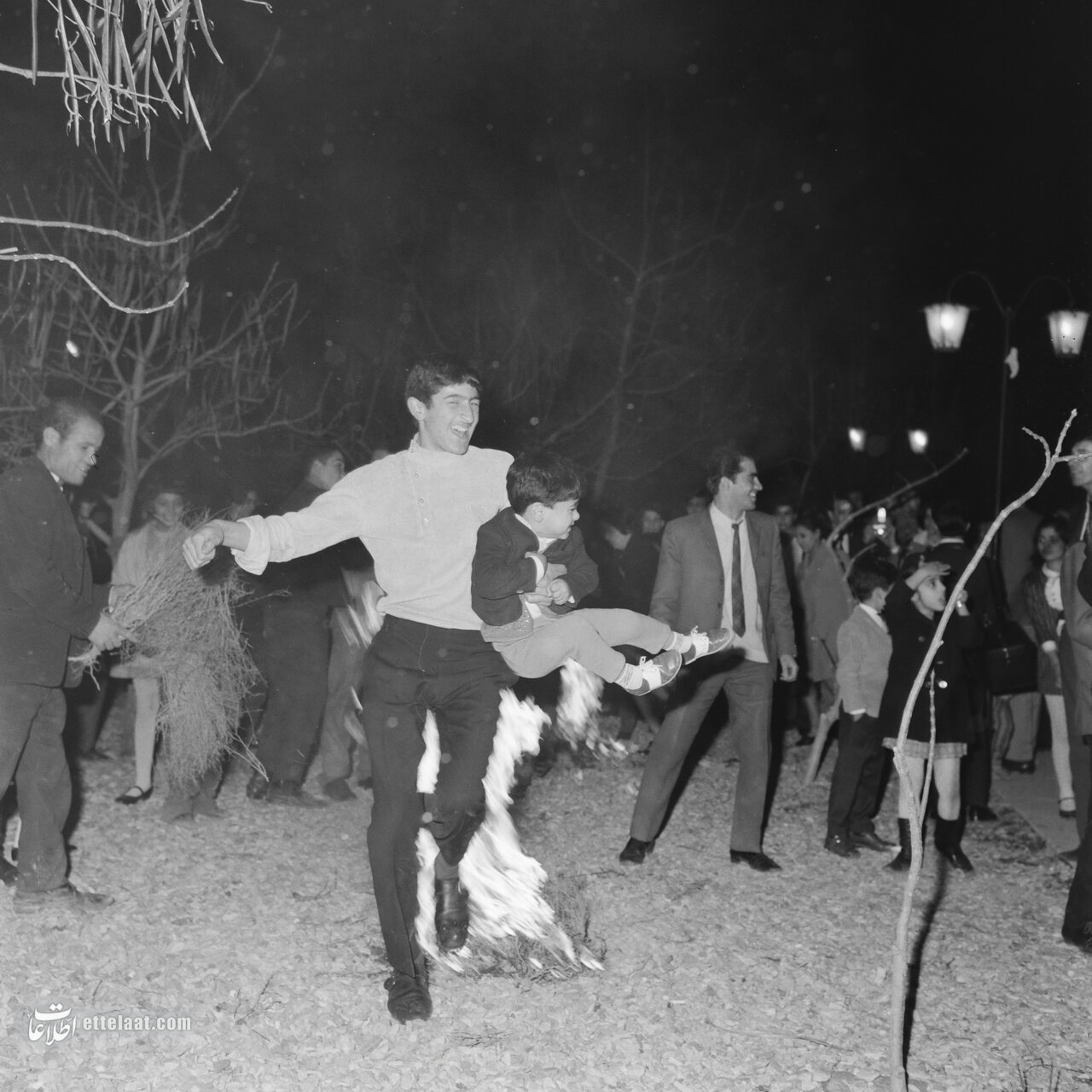 چهارشنبهسوری سال ۵۳ با حضور هویدا در خیابانهای تهران! +عکس