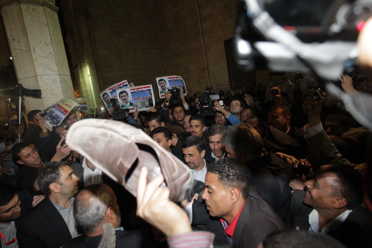 پرتاب کفش به احمدی نژاد