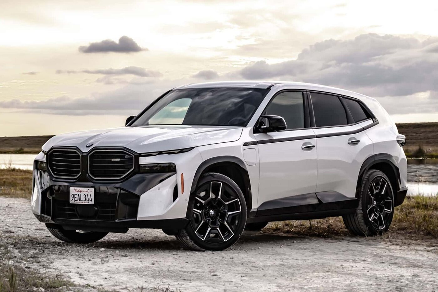 بی.ام.و برای فروش این خودرو خود را به آب و آتش میزند