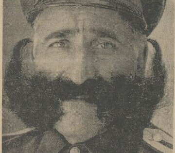 پلیس زاهدان با سبیل ۸۰ سانتی تیتر روزنامه‌ شد! +عکس