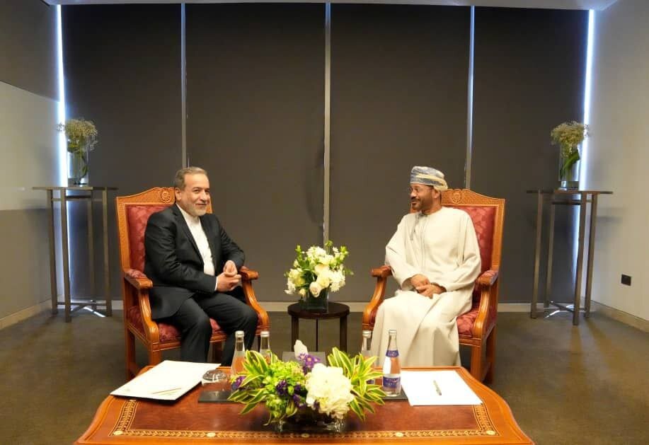 عراقچی با وزیر خارجه عمان