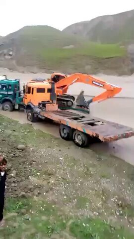 فرار کنید؛ سیل تریلی‌ها را هم از جا کند و با خود برد! +ویدیو