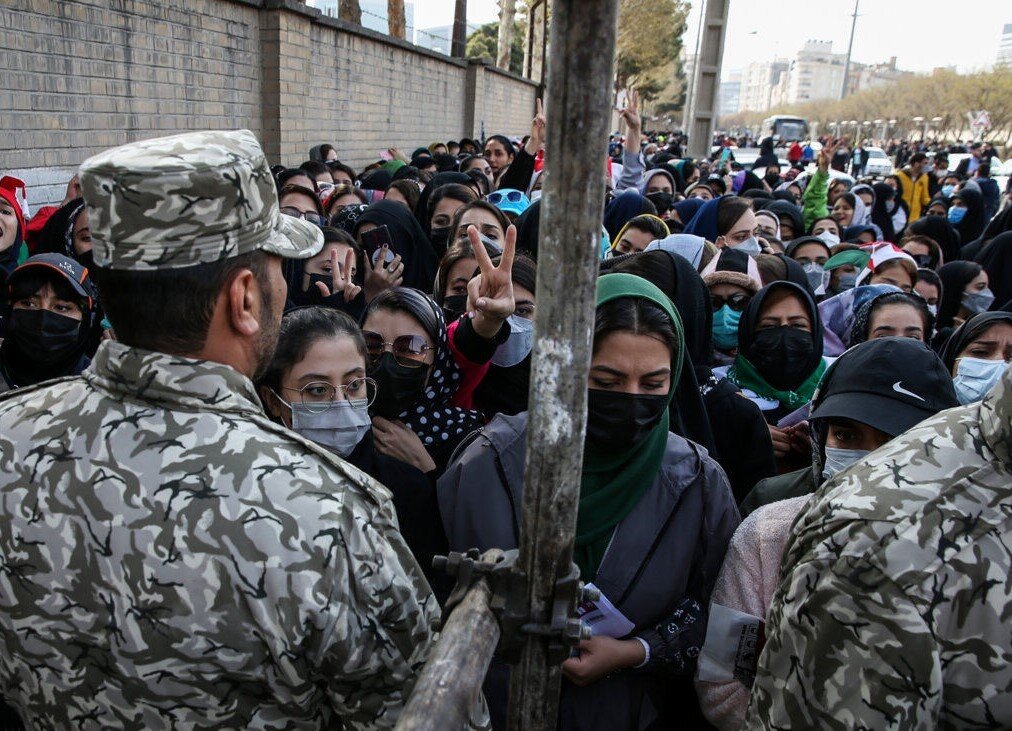 زنان مشهدی جلوی ورزشگاه امام رضا(ع)