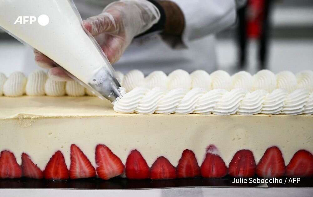 طولانیترین کیک جهان به طول ۱۲۱ متر رکورد گینس را شکست + عکس