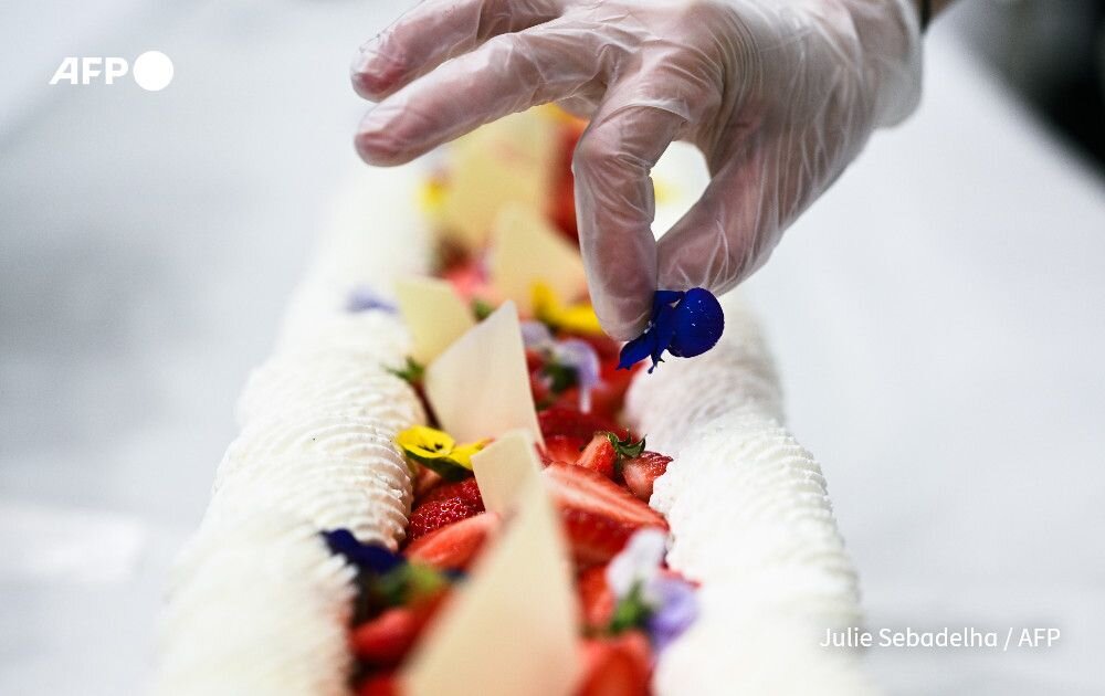 طولانیترین کیک جهان به طول ۱۲۱ متر رکورد گینس را شکست + عکس