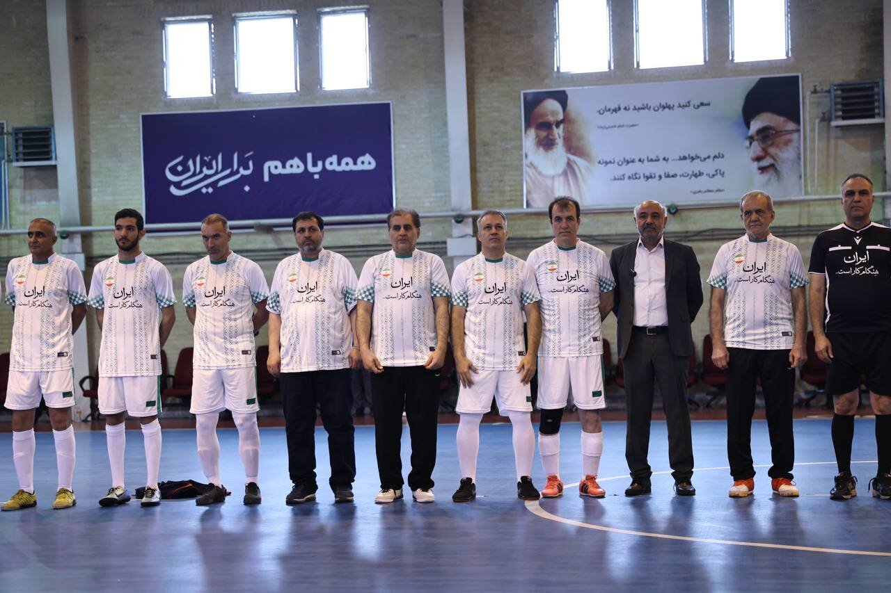 مسعود پزشکیان در برابر علی پروین پا به توپ شد +تصاویر